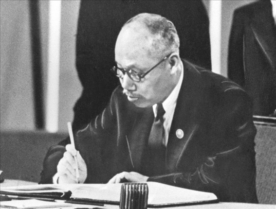 董必武在《聯(lián)合國憲章》上簽名。新華社發(fā)