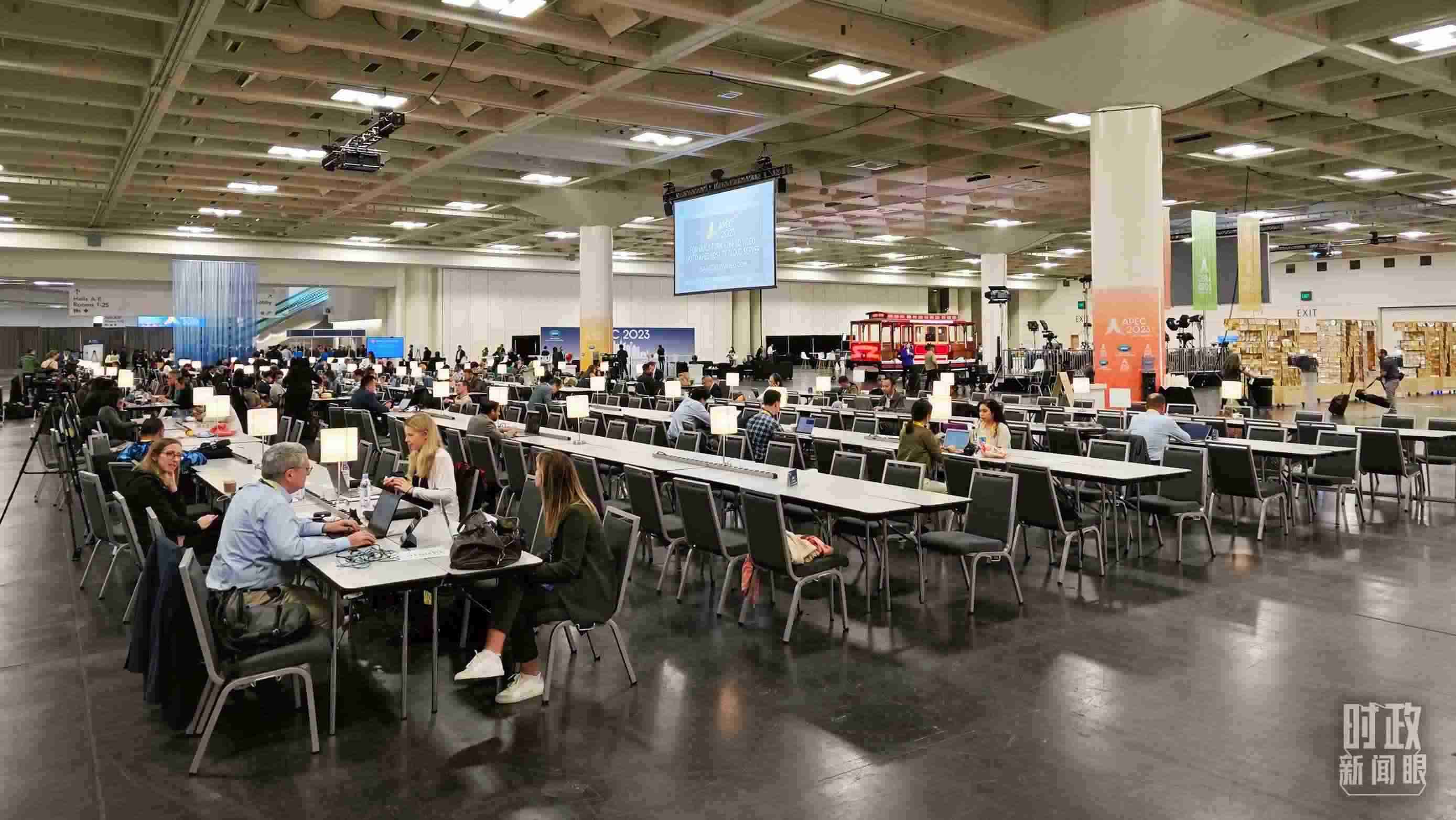 △APEC會議國際媒體中心，各國記者正在工作。（總臺央視記者王哈男拍攝）
