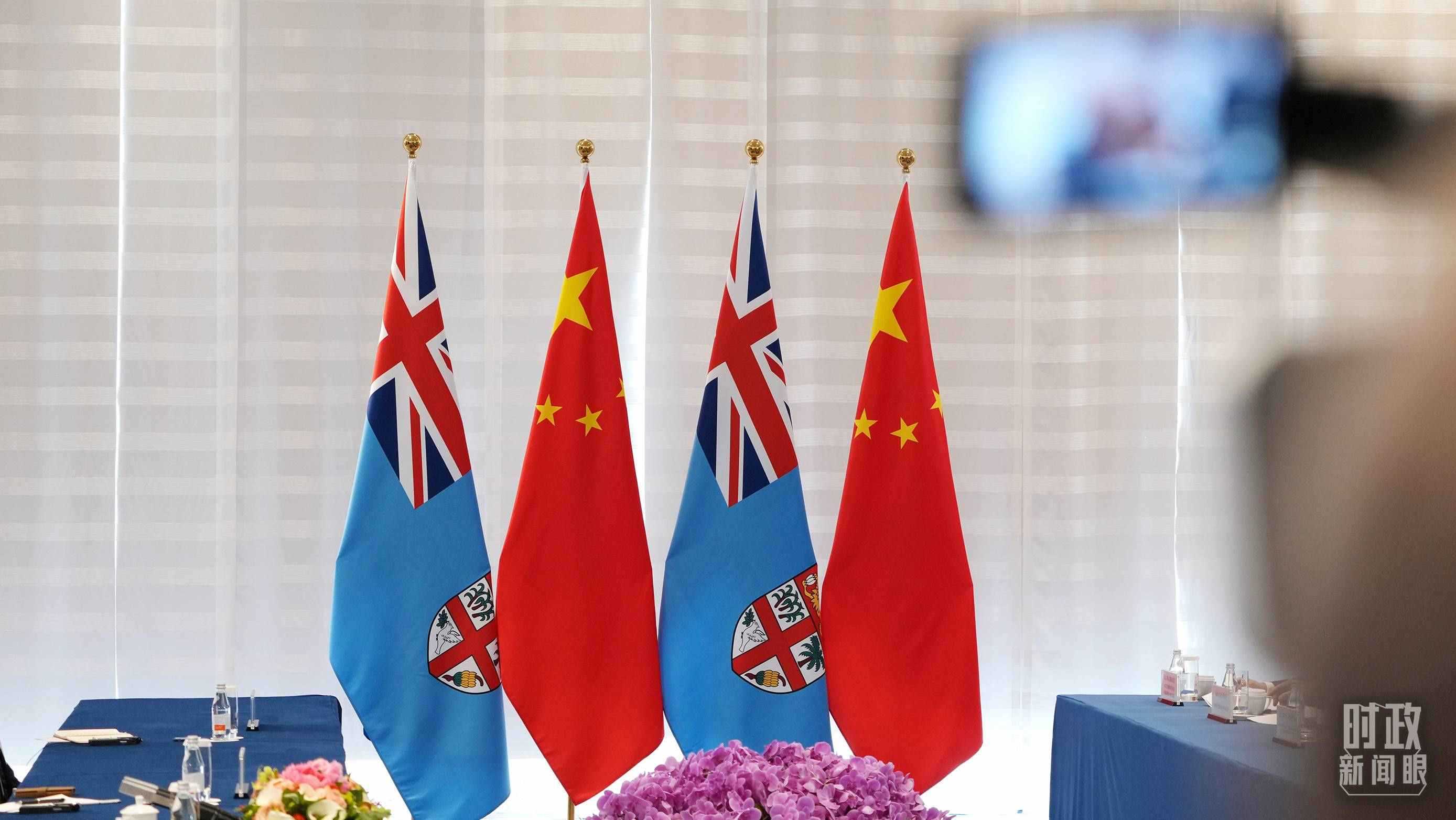 △會談現(xiàn)場的中斐兩國國旗。（總臺國廣記者李晉拍攝）