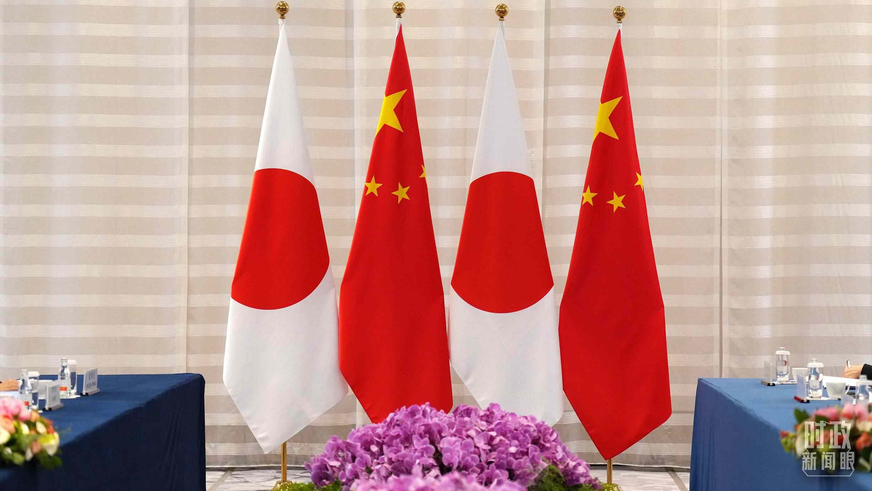△會談現(xiàn)場的中日兩國國旗。（總臺國廣記者李晉拍攝）