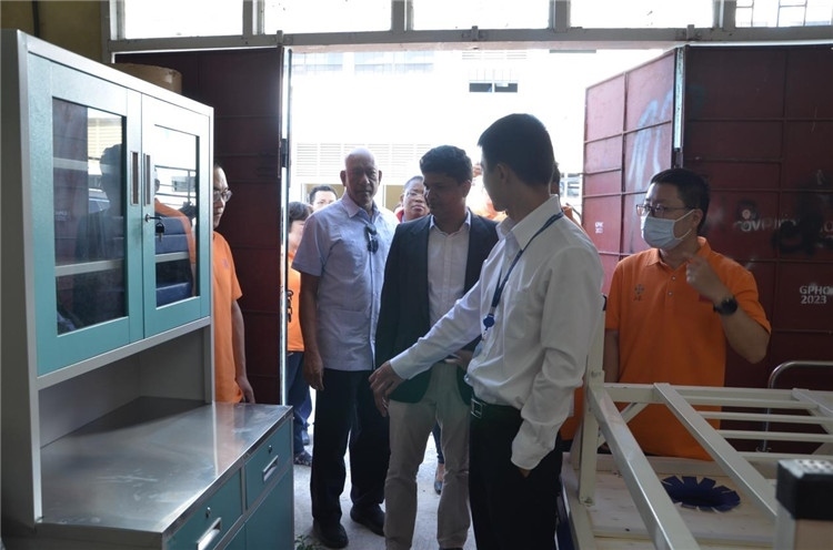 喬治敦公立醫(yī)院執(zhí)行院長(zhǎng)接收捐贈(zèng)物資。第十九期中國(guó)援圭亞那醫(yī)療隊(duì)供圖