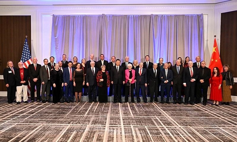 △當(dāng)?shù)貢r(shí)間11月15日晚，習(xí)近平主席在美國(guó)舊金山出席美國(guó)友好團(tuán)體聯(lián)合舉行的歡迎宴會(huì)。這是宴會(huì)開始前，習(xí)近平主席同友好人士代表親切交談并合影留念。