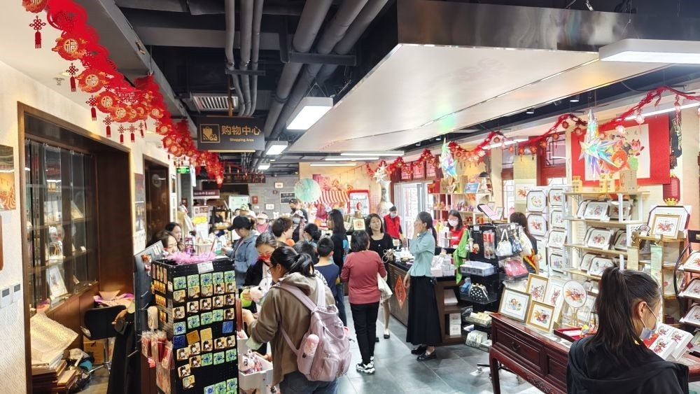 游客在天津市西青區(qū)楊柳青民俗文化館游覽。（新華社記者宋瑞 攝）