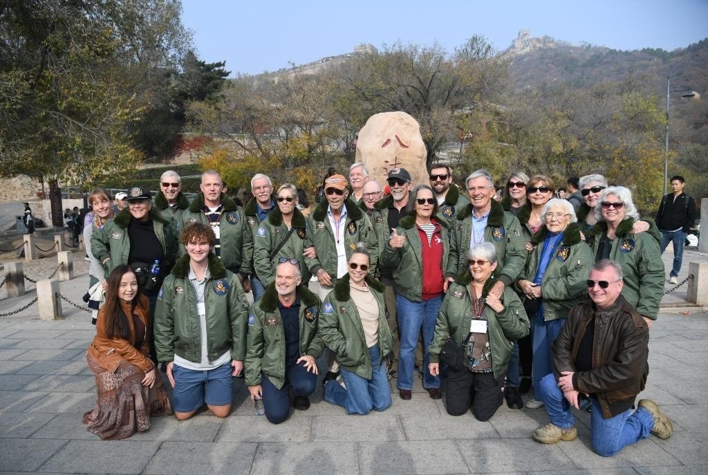 10月29日，飛虎隊(duì)老兵莫耶一行人在北京八達(dá)嶺長城合影留念。當(dāng)日，美中航空遺產(chǎn)基金會(huì)訪華代表團(tuán)成員陸續(xù)抵達(dá)北京。新華社記者任超攝