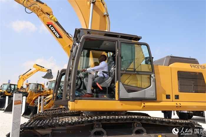 嘉賓參觀體驗山東重工產(chǎn)品。人民網(wǎng)記者 任皓宇攝