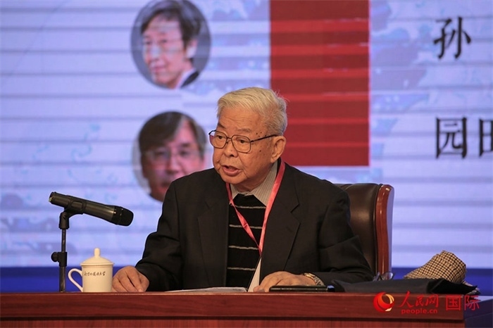 北京外國(guó)語(yǔ)大學(xué)北京日本學(xué)研究中心原主任嚴(yán)安生發(fā)表主旨演講。人民網(wǎng)記者 張麗婭攝