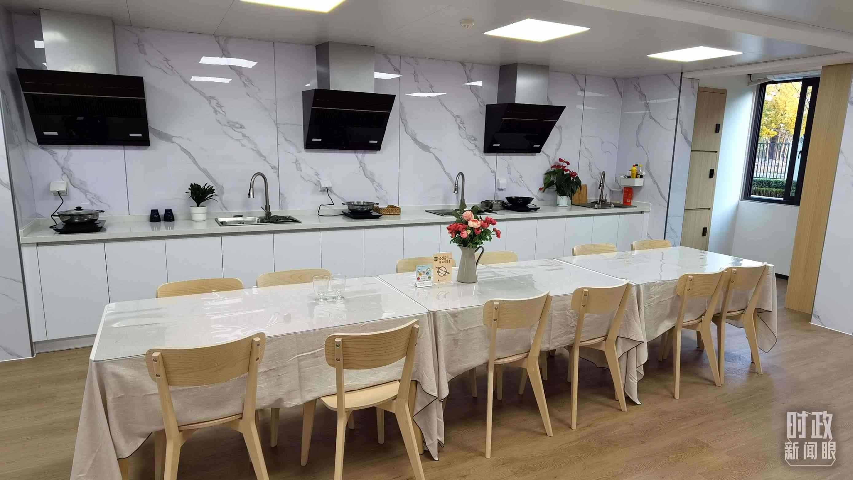 △閔行區(qū)新時(shí)代城市建設(shè)者管理者之家內(nèi)的共享廚房。（總臺(tái)央視記者郭鴻拍攝）