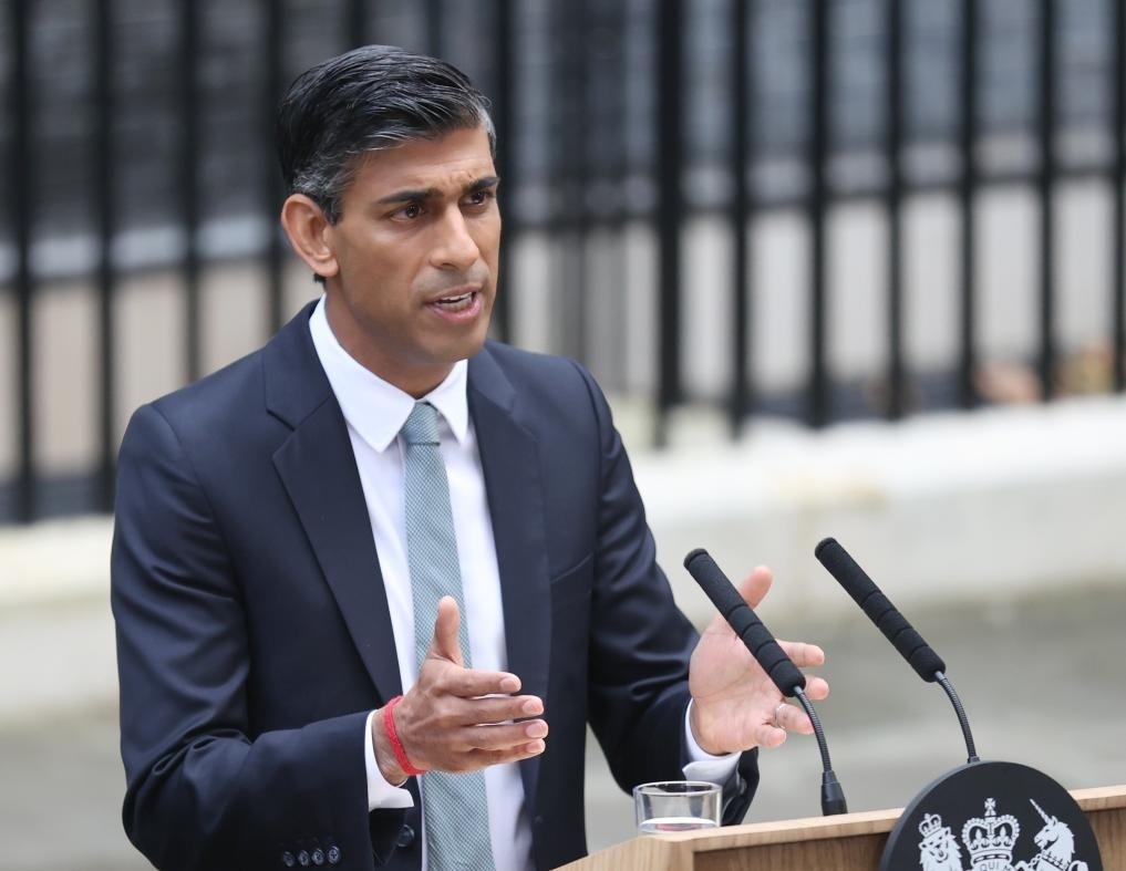 2022年10月25日，里?！ぬK納克在英國倫敦唐寧街10號(hào)首相府前發(fā)表講話。新華社記者李穎攝