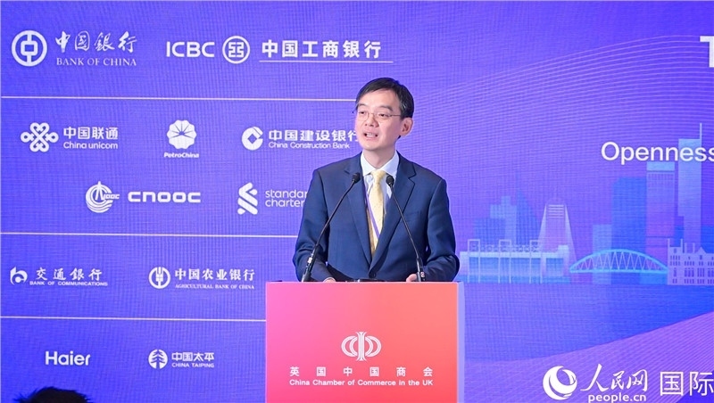 1. 英國中國商會會長、中國銀行倫敦分行行長方文建 致歡迎辭。郭錦標攝_副本