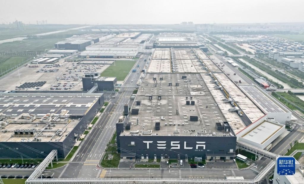 這是在中國（上海）自由貿(mào)易試驗區(qū)臨港新片區(qū)拍攝的特斯拉上海超級工廠（2023年9月26日攝，無人機照片）。新華社記者 劉穎 攝