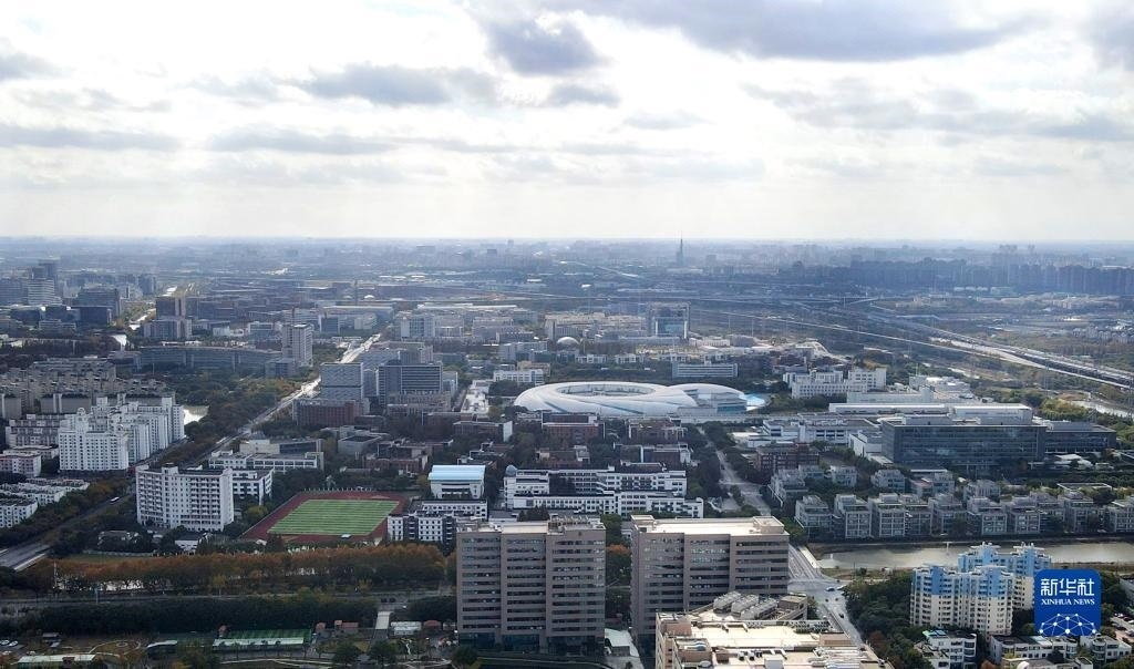 這是2023年11月25日在上海浦東新區(qū)張江科學城拍攝的形如鸚鵡螺的大科學裝置上海光源（中）（無人機照片）。新華社記者 方喆 攝