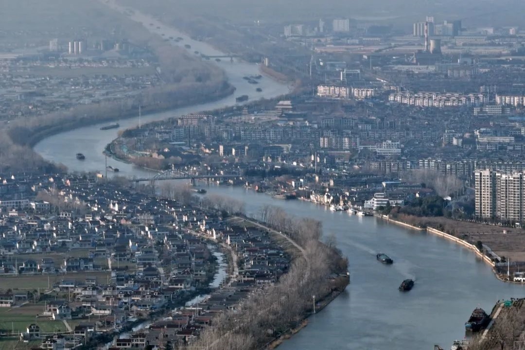 2月16日，貨船行駛在京杭大運河江蘇寶應(yīng)段。新華社發(fā)（沈冬兵攝）