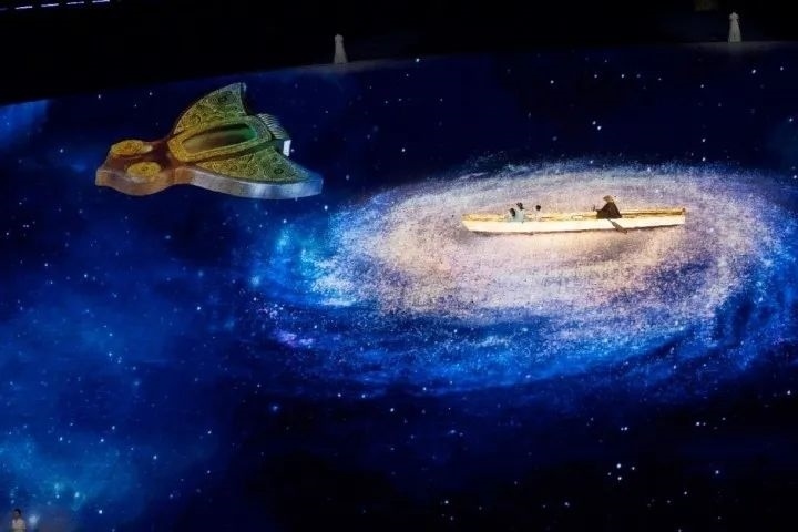 杭州第4屆亞殘運(yùn)會(huì)閉幕式上，吉祥物飛飛幻化回良渚玉鳥(niǎo)的模樣，盤(pán)旋于夜色之中。記者 倪雁強(qiáng) 董旭明 攝