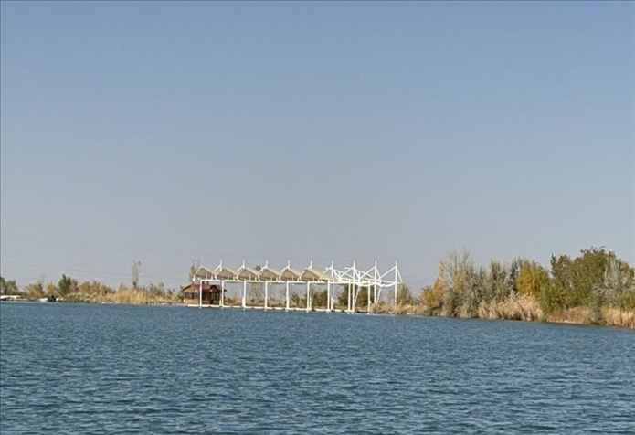 2023年11月1日，督察組拍攝到弱水花海景區(qū)建有人工湖及水上游樂設施。（中央第四生態(tài)環(huán)境保護督察組供圖）