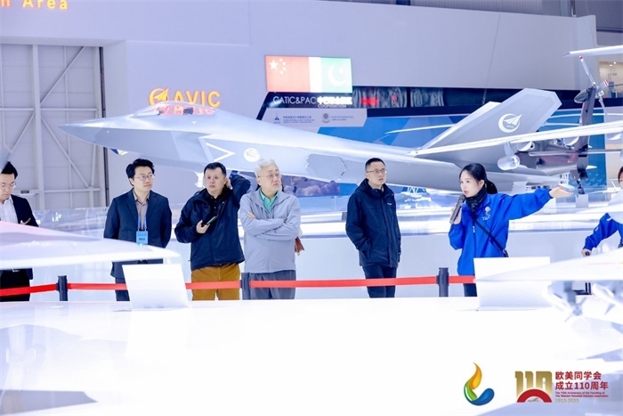 參會嘉賓和留學歸國人員參觀珠海太空中心。主辦方供圖