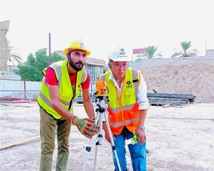 中伊工人在施工中。中國(guó)電建供圖