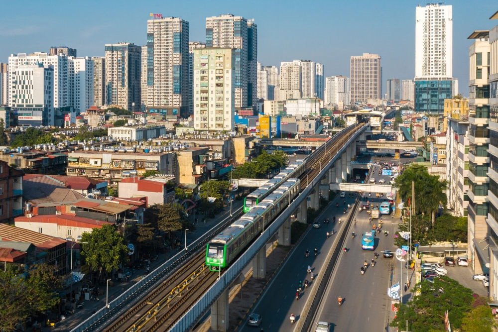 2021年12月1日，在越南首都河內(nèi)，列車在吉靈-河東輕軌線上行駛。新華社發(fā)（中鐵六局河內(nèi)輕軌項目部供圖）