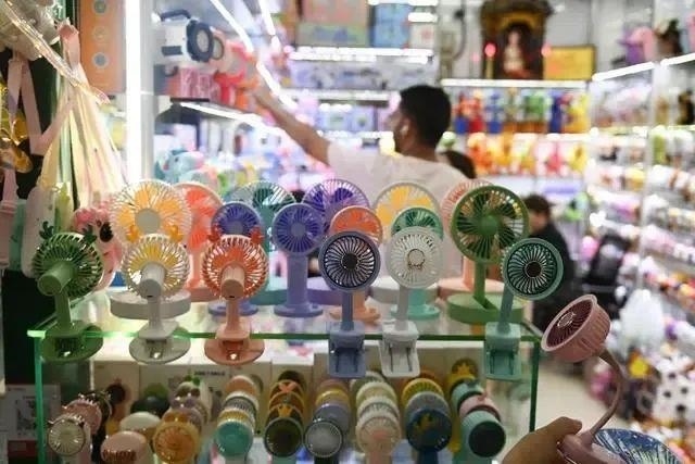 △近期，客商在浙江義烏國際商貿城采購商品。