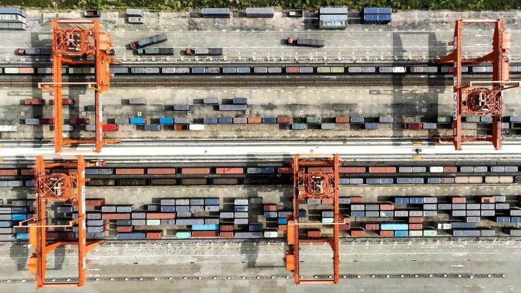 △2023年11月12日，火車在廣西欽州港碼頭裝運集裝箱。