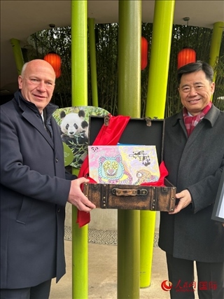 吳墾大使和韋格納市長手捧德國兒童為“夢想”“夢圓”準備的手繪“送別大禮包”。人民網(wǎng)記者 徐馨攝