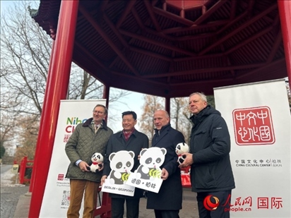 中國文化中心組織的主題活動現(xiàn)場。從左至右依次為柏林動物園園長克尼里姆、中國駐德國大使吳懇、柏林市長韋格納、柏林動物園監(jiān)事會主席布魯克曼。人民網(wǎng)記者 徐馨攝