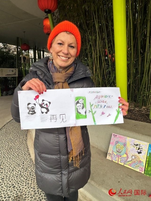 桑德拉和德國小朋友們的作品。右圖寫著“祝福好運，再見 Pit和Paule（“夢想”“夢圓”的德語名字）”。人民網(wǎng)記者 徐馨攝