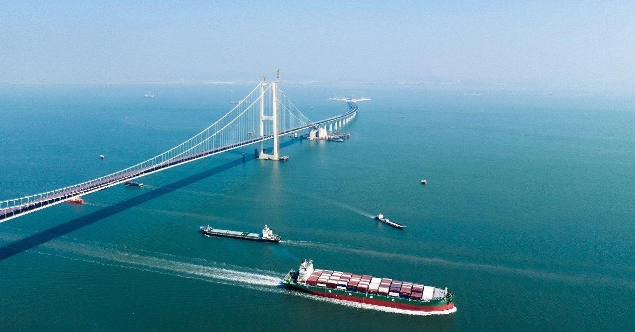 △2023年11月28日，國(guó)家重大工程深中通道海底沉管隧道貫通。