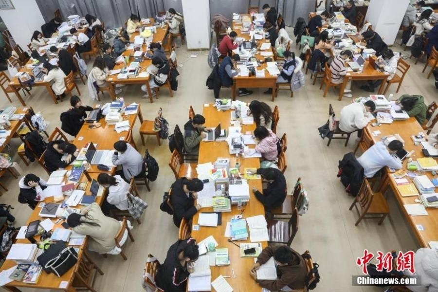 資料圖：眾多考研學(xué)生在南昌大學(xué)圖書館的自習(xí)室內(nèi)復(fù)習(xí)備考。劉力鑫 攝