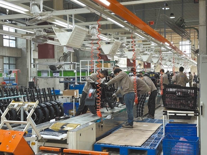  產(chǎn)業(yè)領(lǐng)跑 在長(zhǎng)三角一體化發(fā)展格局下，新能源制造業(yè)通過(guò)產(chǎn)業(yè)集群協(xié)同發(fā)展，形成現(xiàn)代化產(chǎn)業(yè)體系。圖為位于江蘇常州市的比亞迪工廠內(nèi)，工作人員正在組裝銷(xiāo)往非洲國(guó)家的電動(dòng)摩托車(chē)。 拉丁美洲通訊社古巴籍?dāng)z影記者 朗尼·洛佩茲（中文名羅帥）攝