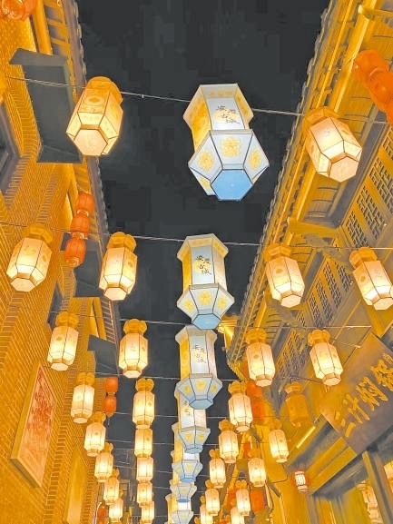  古城新韻 位于安徽安慶市安慶古城的倒扒獅歷史文化街區(qū)依江而建，在保留歷史建筑的同時(shí)，引入產(chǎn)業(yè)新業(yè)態(tài)，激發(fā)歷史文化街區(qū)活力，吸引了眾多游客前來(lái)游玩。 韓國(guó)籍視頻博主 金峻范攝