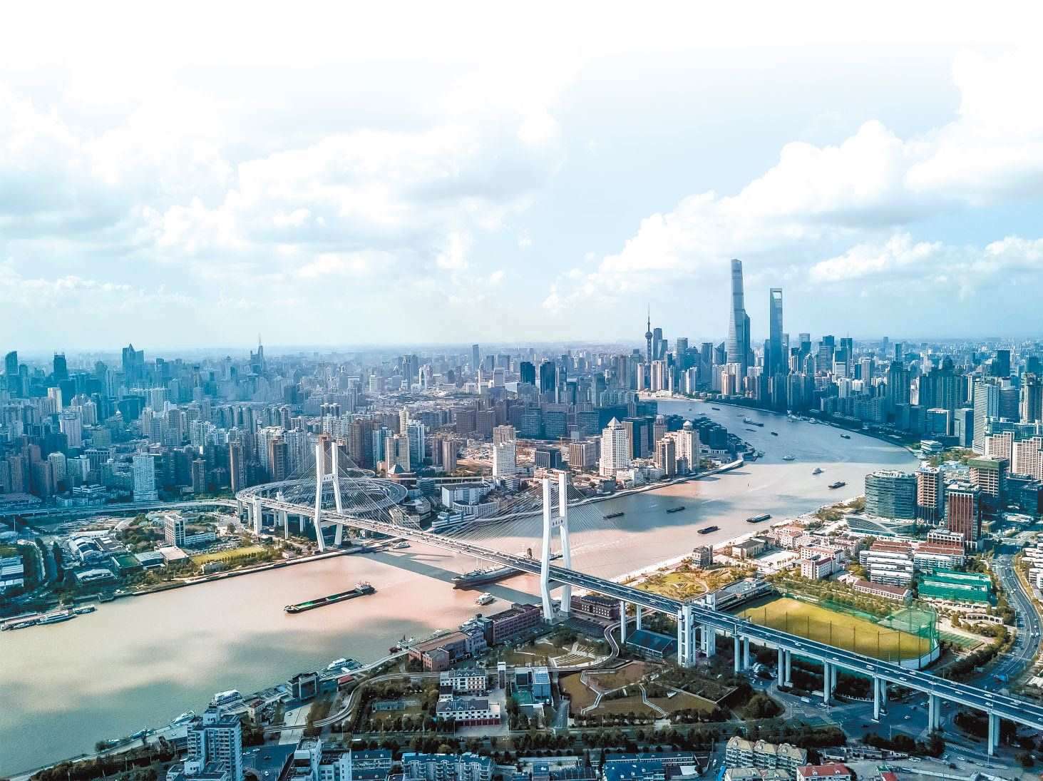  潮起東方 上海黃浦江兩岸高樓林立，風(fēng)光無(wú)限。近年來(lái)，上海以開(kāi)放創(chuàng)新之姿，謀劃推動(dòng)高質(zhì)量發(fā)展，奮力開(kāi)創(chuàng)長(zhǎng)三角一體化新局面。 德國(guó)籍導(dǎo)演、建筑師、攝影師 馬克·西格蒙德攝 “起初，我被東方古國(guó)的悠久歷史文化吸引來(lái)到中國(guó)。在上海生活的10多年間，我見(jiàn)證了這座城市的發(fā)展歷程，也感受到它兼具傳統(tǒng)與現(xiàn)代的獨(dú)特魅力?！? /></p> <p style=