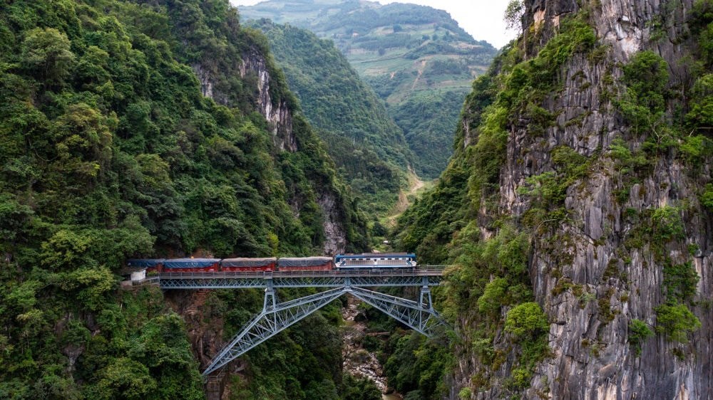 2023年6月20日，一列火車駛過(guò)人字橋。