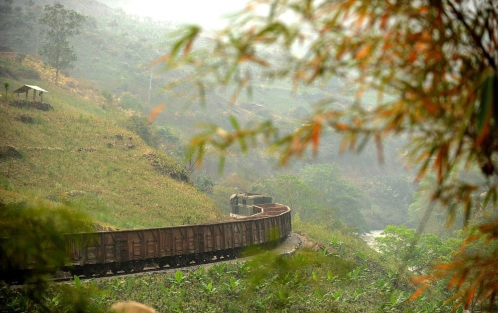 這是行駛在滇越鐵路云南省屏邊縣境內(nèi)的貨運(yùn)列車（2012年3月9日攝）。