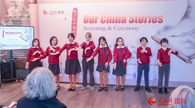 肯辛頓韋德預(yù)備學(xué)校小學(xué)生表演。人民網(wǎng) 郭錦標(biāo)攝