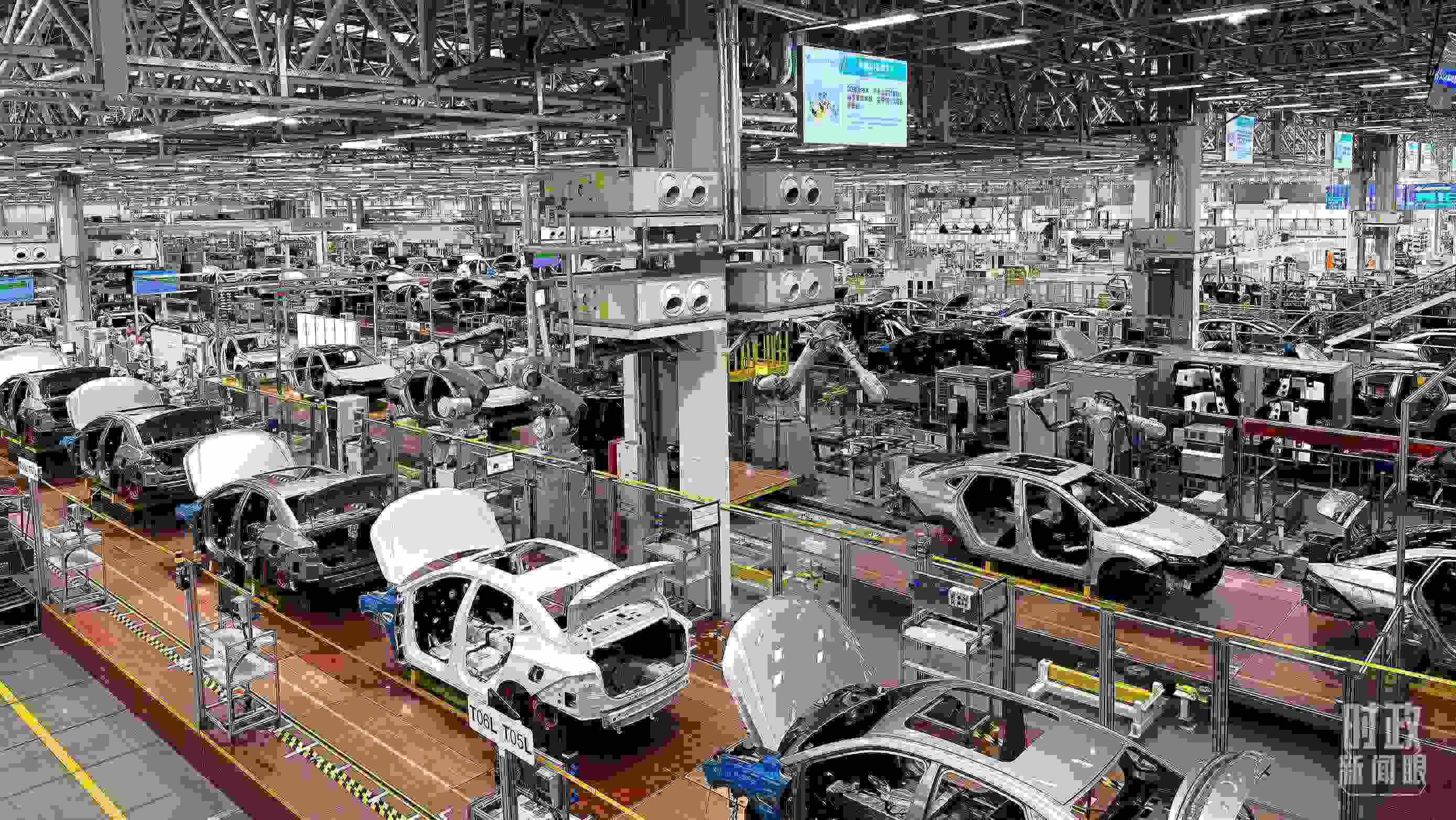 △廣汽埃安總裝車間智能生產(chǎn)線展示。（總臺(tái)央視記者趙化拍攝）