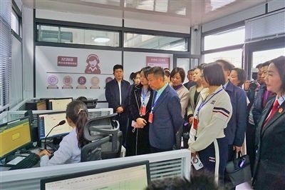  在昆明中院訴前調(diào)解工作室內(nèi)，代表們觀摩法官線上調(diào)解。