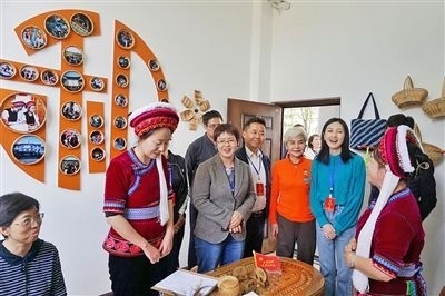  在大理法院喜洲法庭，代表們與“金花調(diào)解員”共同探討民族特色調(diào)解工作方法。