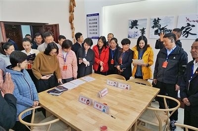 在劍川法院家事調(diào)解室內(nèi)，該院制作的《離婚證明書》引起了代表們的關(guān)注。