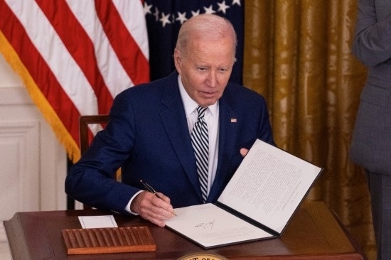 10月30日，美國總統(tǒng)拜登在華盛頓白宮簽署人工智能監(jiān)管行政令。新華社發(fā)（亞倫攝）