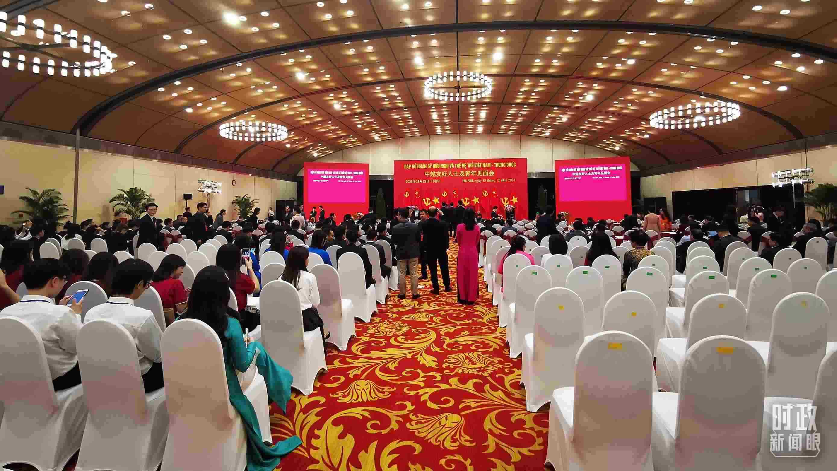 △習(xí)近平出席中越友好人士及青年見面會。這是見面會開始前的場景。（總臺央視記者荊偉拍攝）