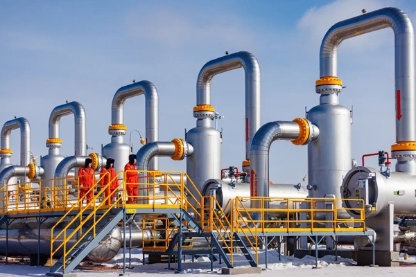 中俄東線天然氣管道黑河首站工作人員正在巡檢。受訪者供圖