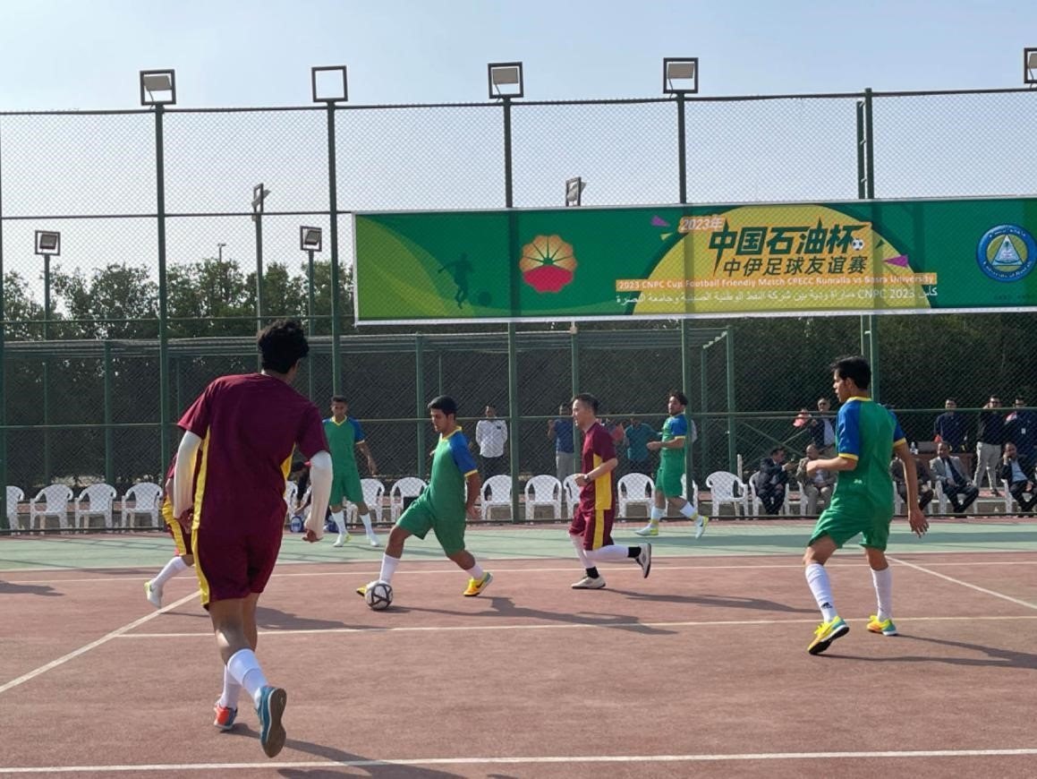12月14日，中國石油（伊拉克）魯邁拉片區(qū)舉辦公共開放日和足球友誼賽。中國石油工程建設(shè)有限公司魯邁拉項目代表隊與巴士拉大學(xué)代表隊進(jìn)行了比賽，巴士拉大學(xué)代表隊獲勝。文學(xué)軍攝