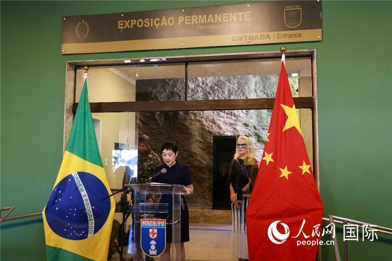 中國駐里約總領(lǐng)事田敏在攝影展開幕式上致辭。 人民網(wǎng)記者 陳海琪攝