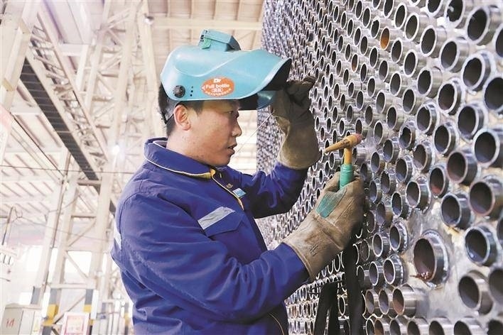 邵旭鵬在車(chē)間進(jìn)行電焊作業(yè)。受訪者供圖