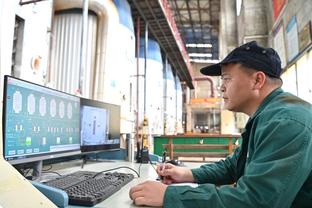 12月12日，工作人員在廣西來賓小平陽湘桂制糖有限公司監(jiān)控蒸發(fā)系統(tǒng)。