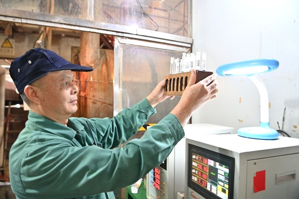 12月12日，廣西來賓小平陽湘桂制糖有限公司的工作人員在檢測糖漿樣品。