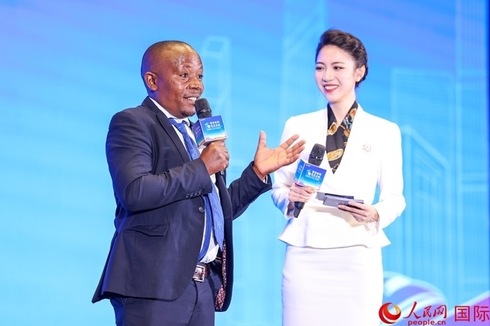 來(lái)自烏干達(dá)坎帕拉—恩德培機(jī)場(chǎng)高速公路項(xiàng)目的赫爾曼（左）被評(píng)為中國(guó)交建共建“一帶一路”最美外籍建設(shè)者之一。人民網(wǎng)記者 趙益普攝