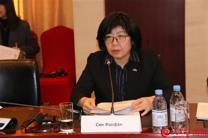 中國(guó)駐哈薩克斯坦大使館公使銜參贊邢芳芳致辭。人民網(wǎng)記者 李強(qiáng)攝