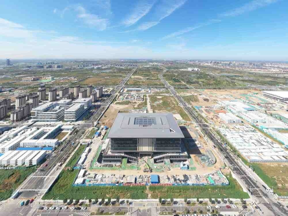 這是雄安新區(qū)大學(xué)園圖書(shū)館（2023年10月1日攝，無(wú)人機(jī)照片）。新華社記者 朱旭東 攝