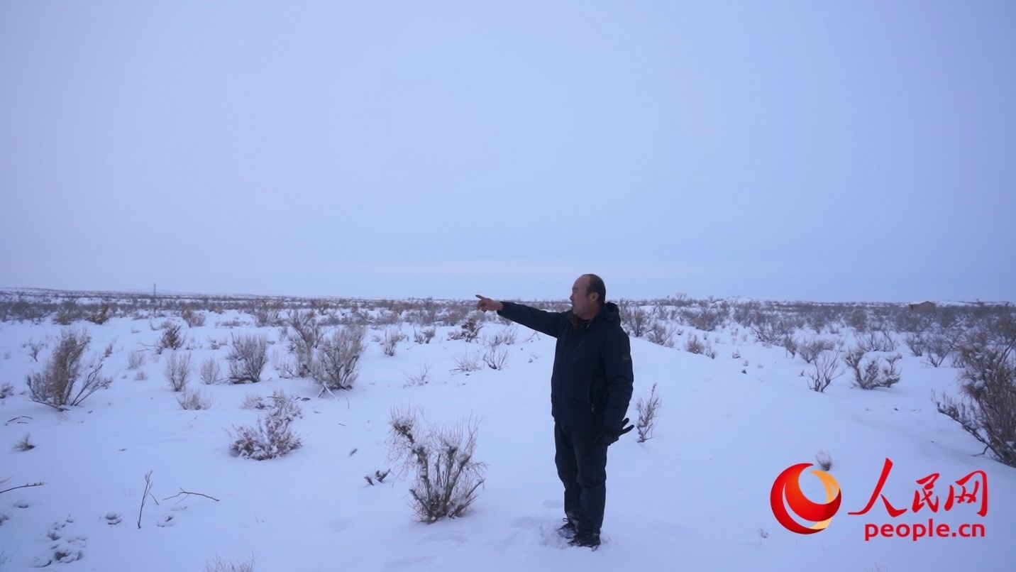 馬曉華向采訪團(tuán)介紹林場(chǎng)情況。人民網(wǎng) 周靜圓攝